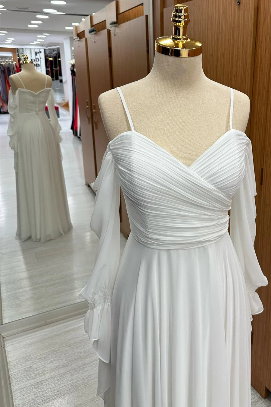 Vestido de dama de honor de gasa con tirantes finos y hombros descubiertos hasta el suelo